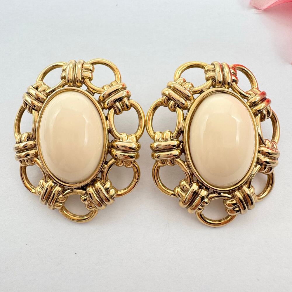 Vintage Gold Tone Chain Link Bezel Cream Cabochon Statement Clip On Earrings